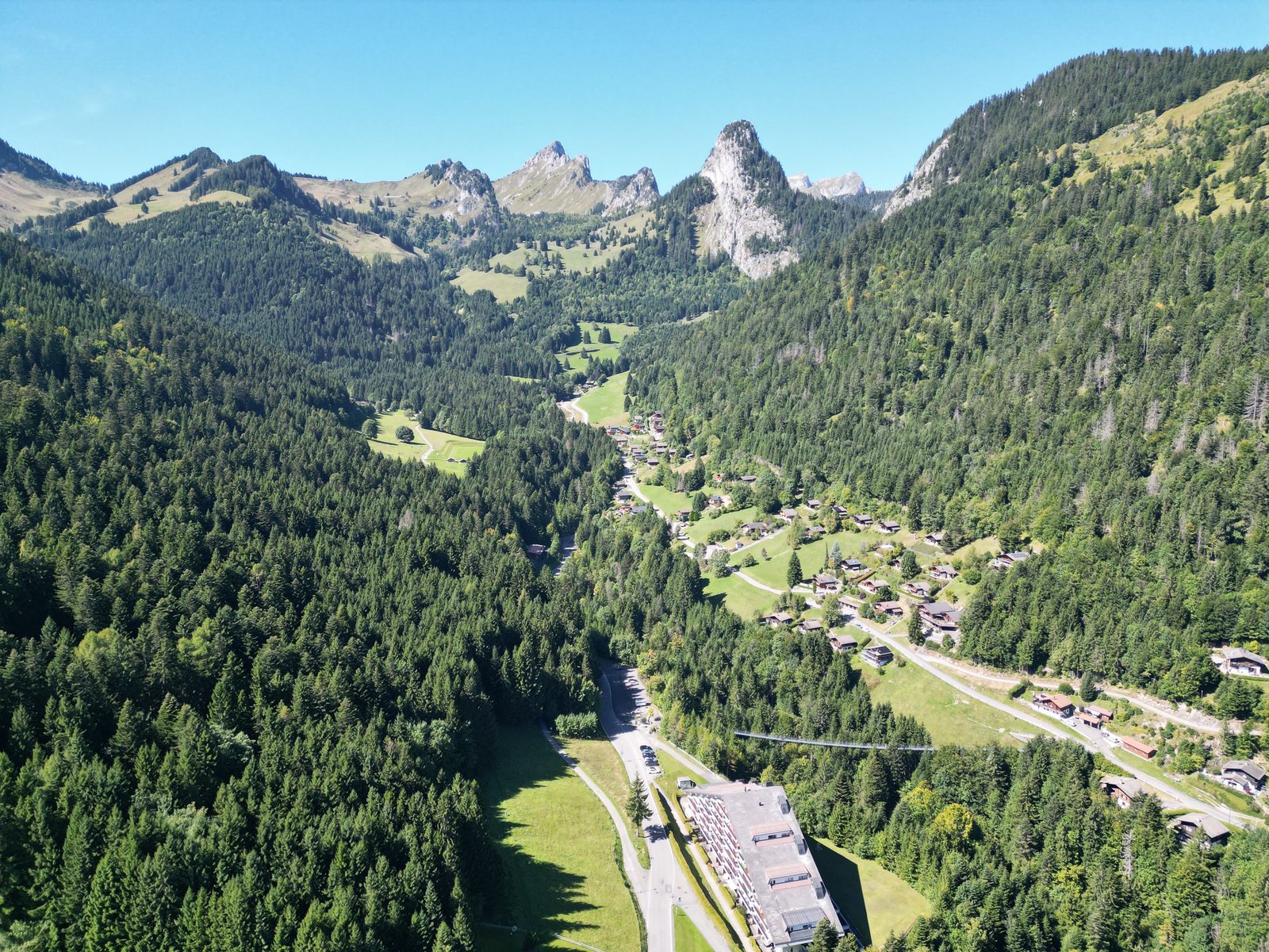 Vue sur la vallee et les sommets depuis Torgon, Portes du Soleil