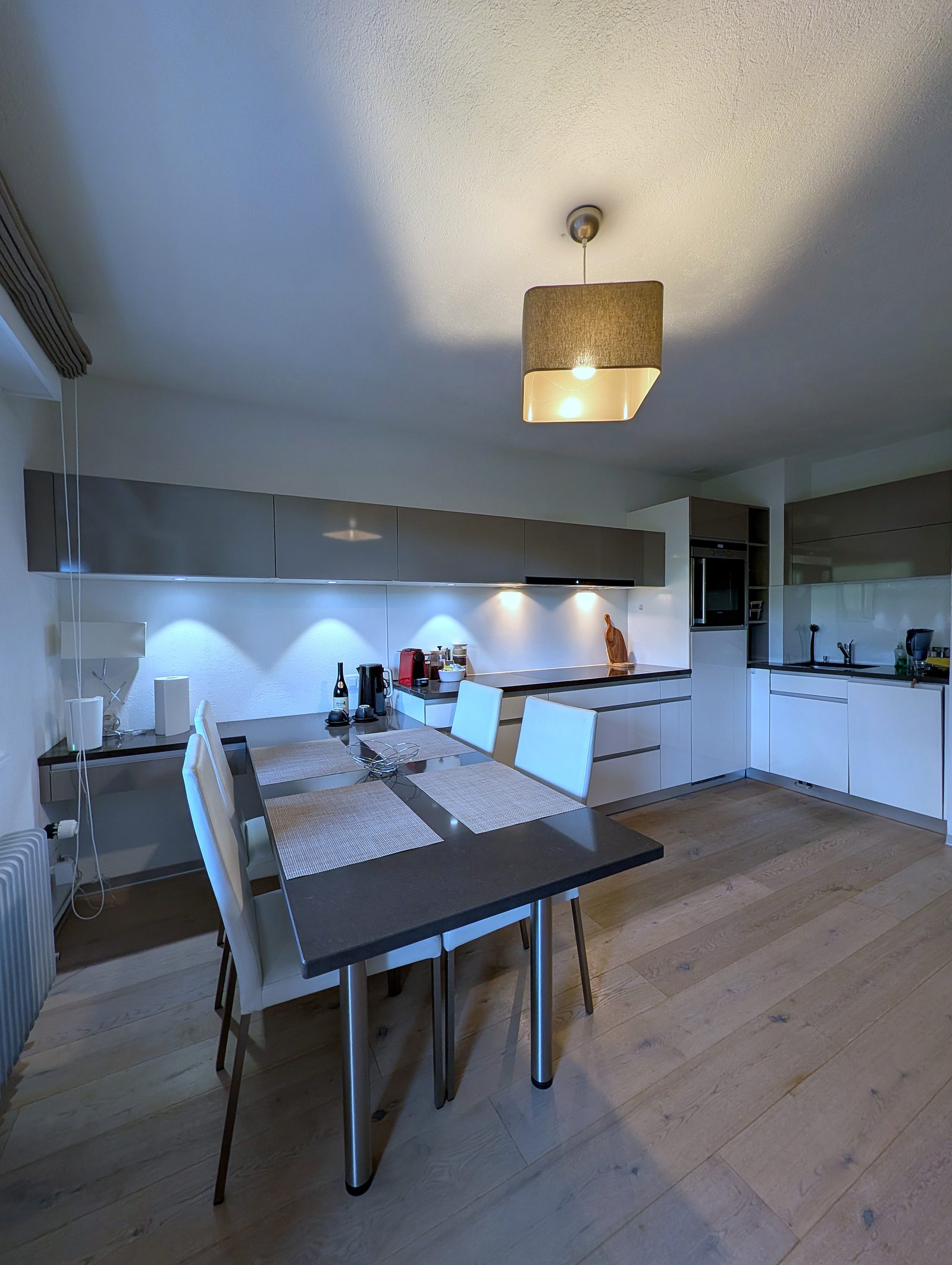 Cuisine equipee et coin repas de l'appartement a Torgon