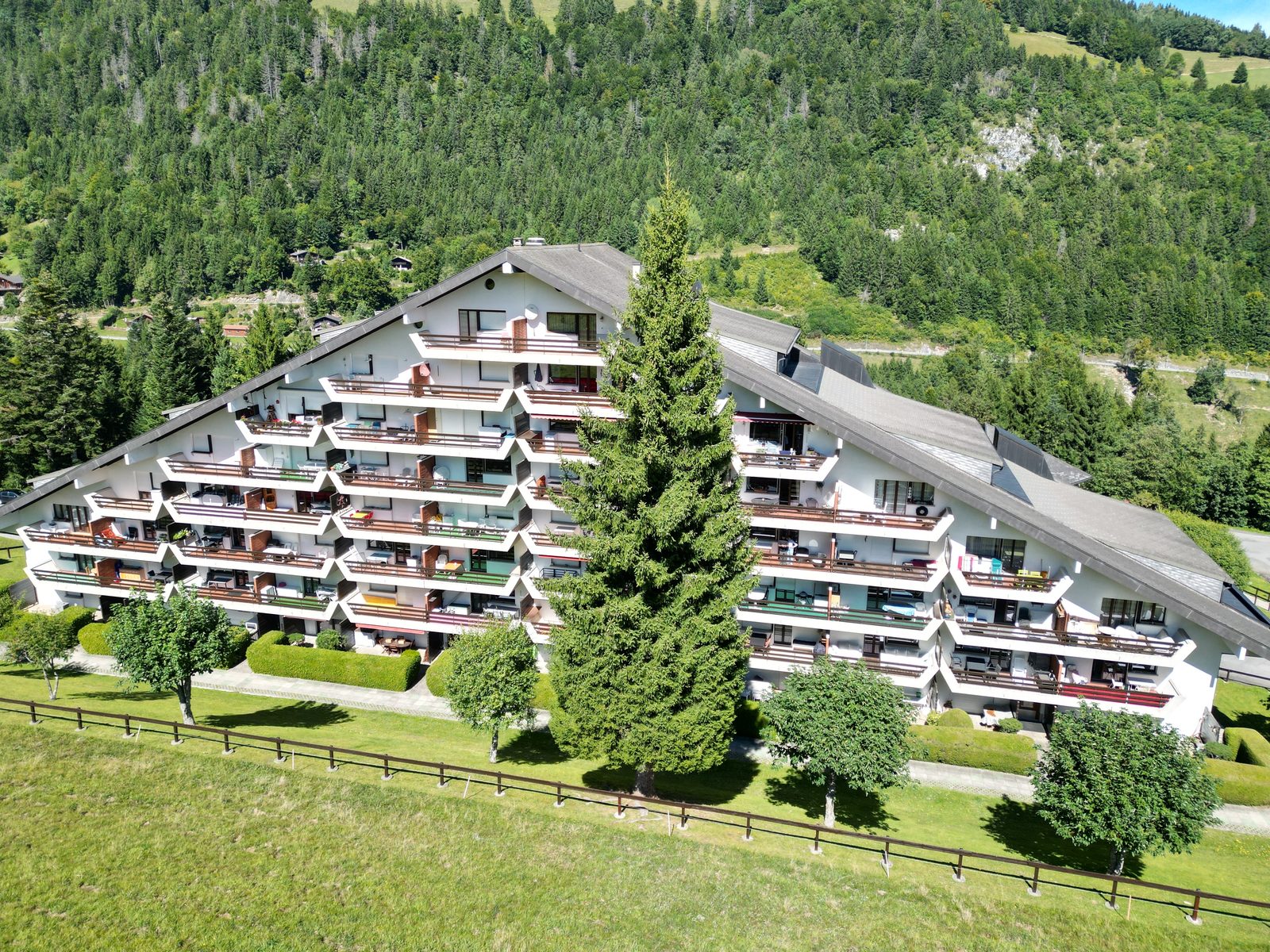 L'immeuble en bas de la station de Torgon, commune de Vionnaz