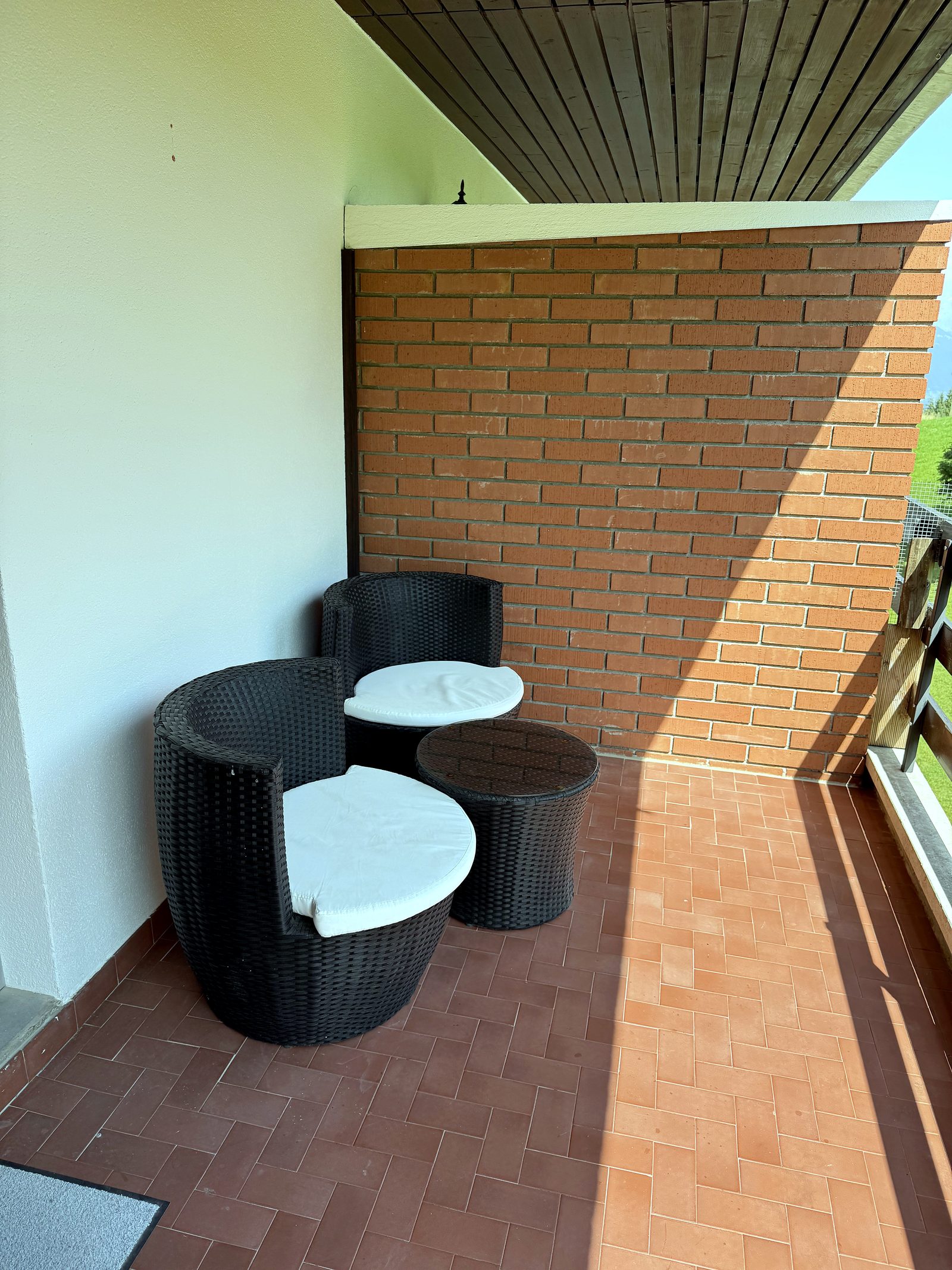 Balcon meuble de l'appartement, avec table et deux fauteuils